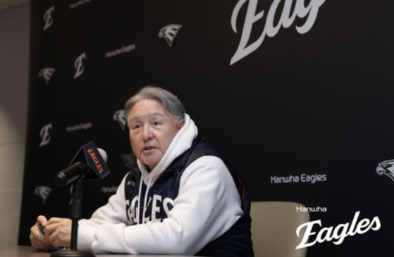 Hanwha Eagles manager Kim Kyung-moon speaks to reporters before Game 3 of the Korean Series at Daejeon Hanwha Life Ballpark in Daejeon on Oct. 29. [HANWHA EAGLES]