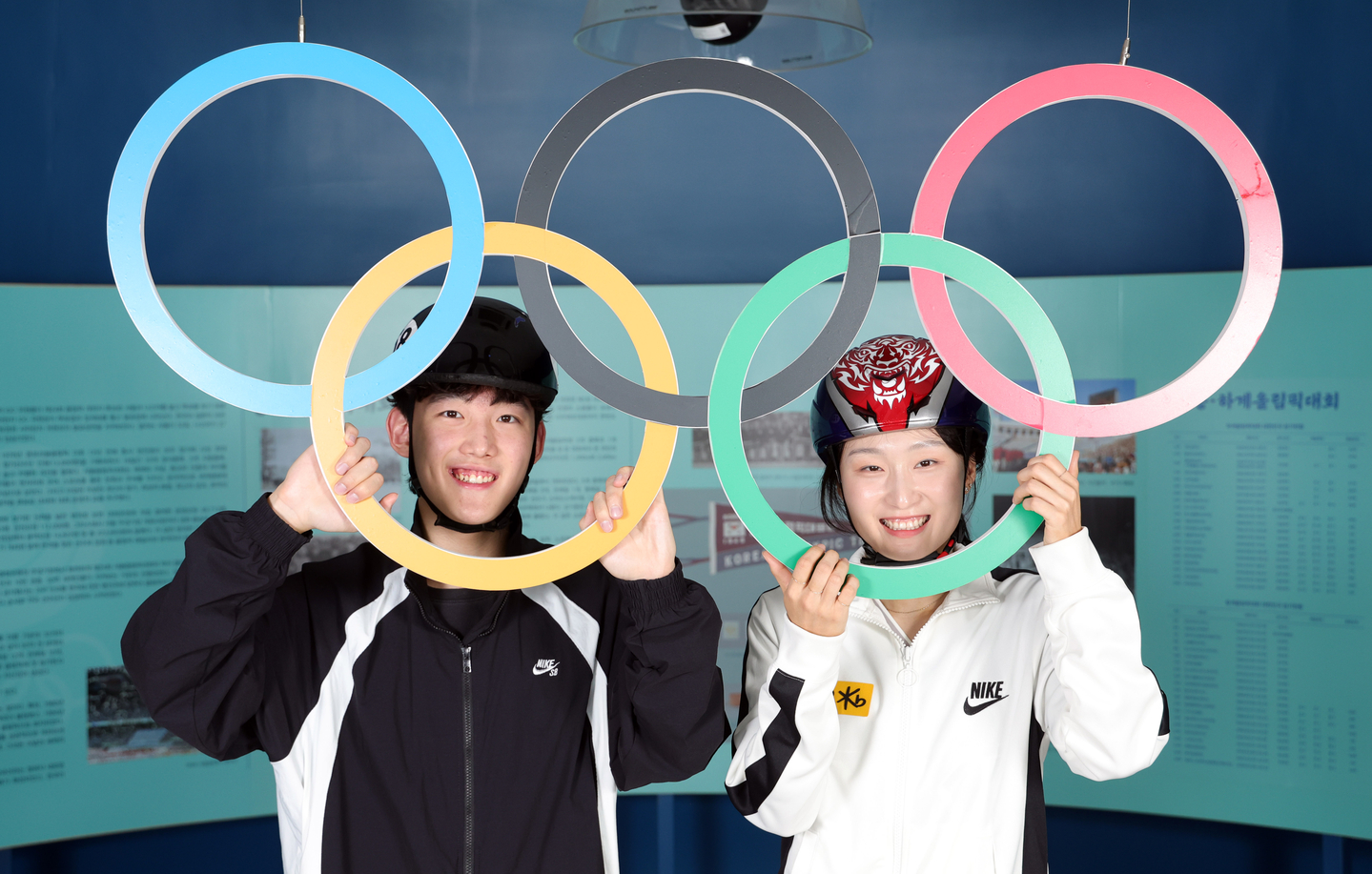 Short track speed skaters Choi Min-jeong, right, and Rim Jong-un pose for photos at Jincheon National Training Center in Jincheon, North Chungcheong, on Sept. 10. [KANG JUNG-HYUN]