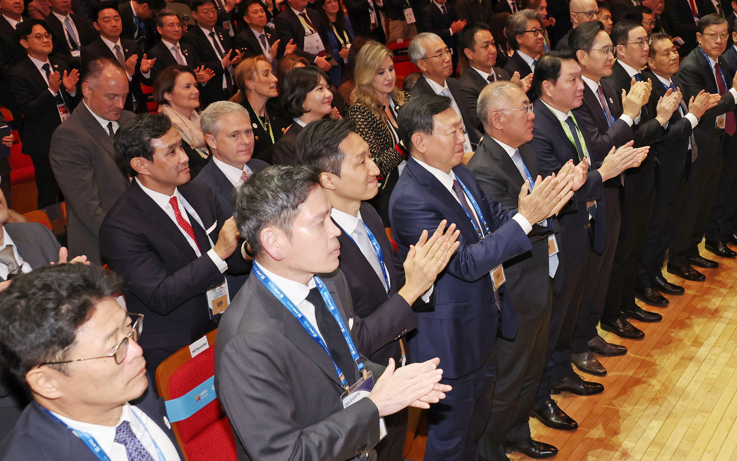 Attendees applaud President Lee Jae Myung at the APEC CEO Summit held at the Gyeongju Arts Center in North Gyeongsang on Oct. 29. From left in the front row are Lee Hyung-hee, president of SK Supex Council; Chung Yong-jin, chairman of Shinsegae Group; Chung Ki-sun, chairman of HD Hyundai; Shin Dong-bin, chairman of Lotte Group; Euisun Chung, chair of Hyundai Motor Group; Chey Tae-won, head of the Korea Chamber of Commerce and Industry and chairman of SK Group; Lee Jae-yong, chairman of Samsung Electronics; Koo Kwang-mo, chairman of LG Group; Chang In-hwa, chairman of Posco Holdings; and Huh Tae-soo, chairman of GS Group. [YONHAP]