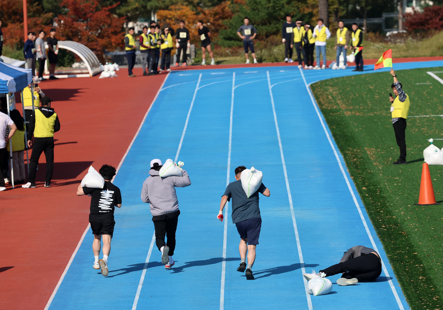  Applicants take part in a physical fitness test for the 2026 recruitment of city sanitation workers at Gangneung Gangnam Soccer Park in Gangneung, Gangwon, on Oct. 29. [YONHAP]