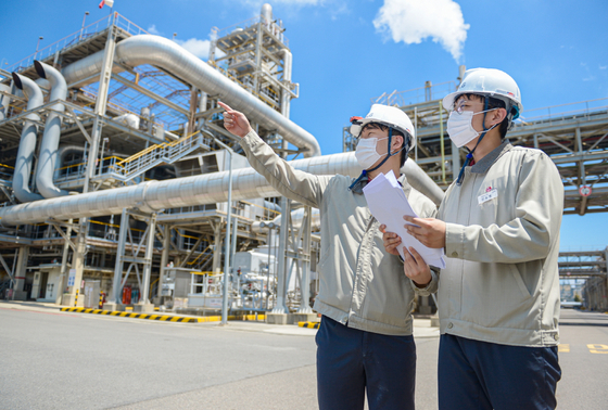 Employees at LG Chem’s Yeosu plant in South Jeolla assess smart factory technologies. [LG CHEM]