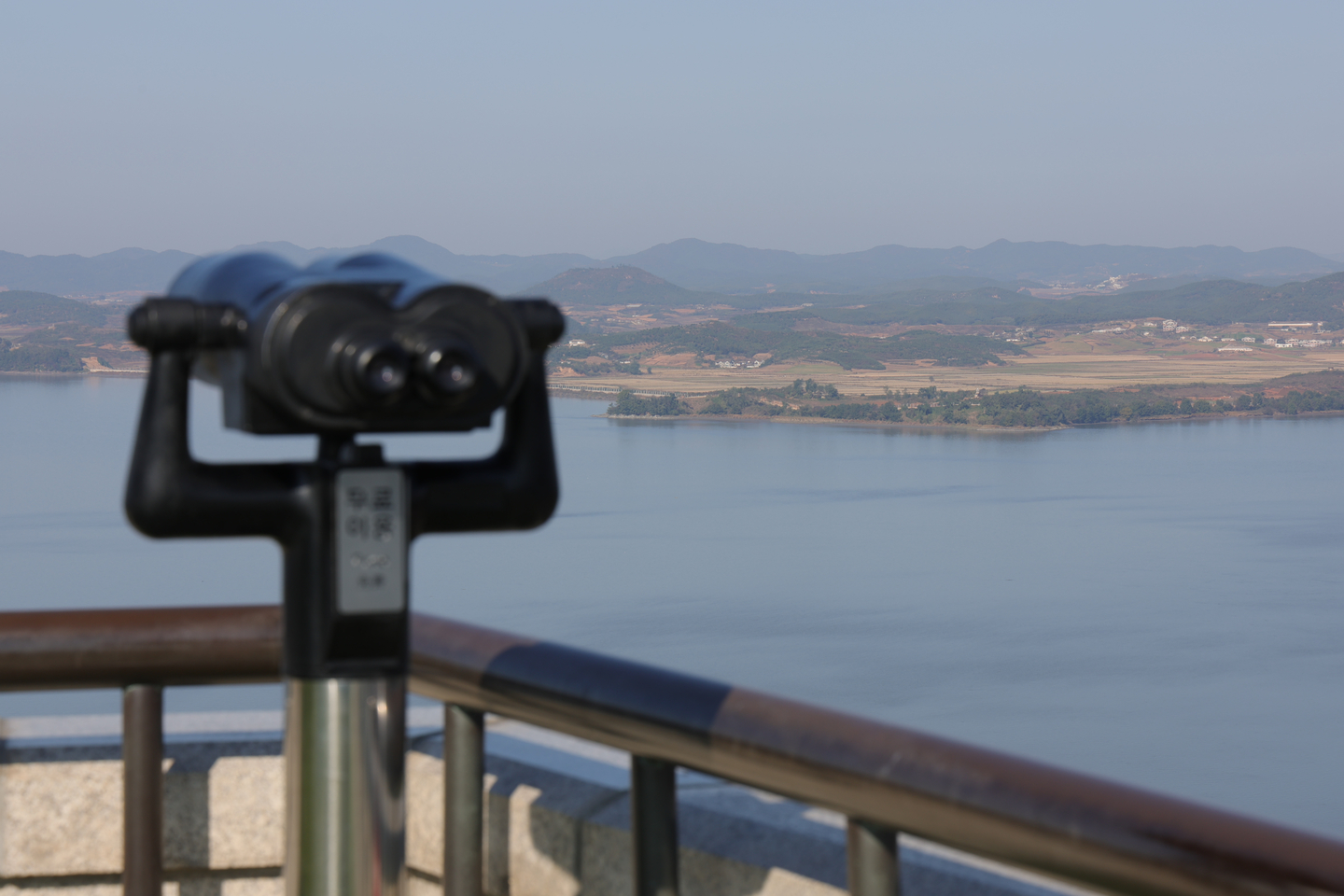 The area around North Korea’s Gaepung County in North Hwanghae Province and the Imjin River is seen from the Odusan Unification Tower in Paju, Gyeonggi, on Oct. 28. [YONHAP]
