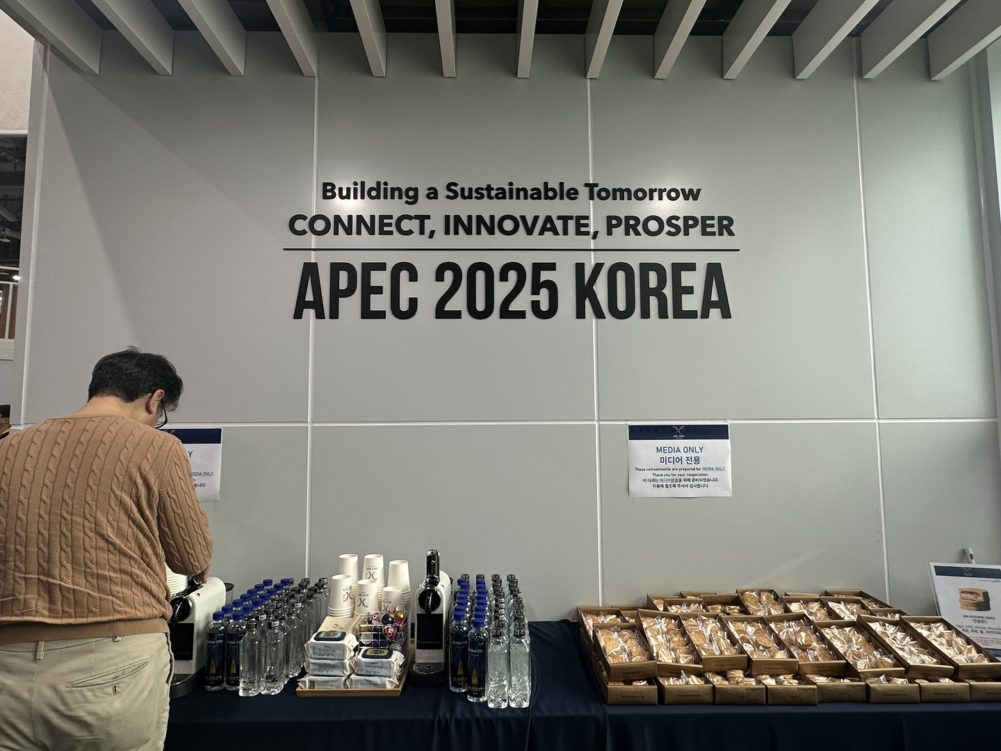 Snacks prepared for reporters covering the APEC summit fill the International Media Center (IMC) near the HICO convention hall in Gyeongju, North Gyeongsang. [SEO JI-EUN]