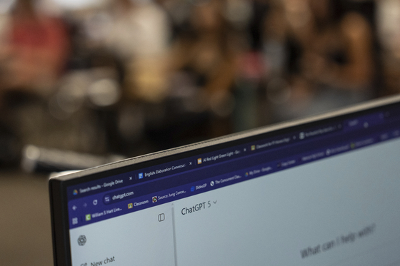 A computer screen shows ChatGPT during an English teacher's class in Santa Clarita, California, on Aug. 27. [AP/YONHAP]