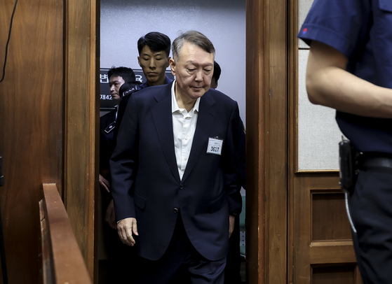 Former President Yoon Suk Yeol attends the first trial hearing on charges including obstruction of official duties and abuse of power at the Seoul Central District Court in southern Seoul on Sept. 26. [NEWS1]