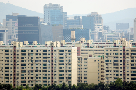 This photo shows apartment complexes in Apgujeong-dong, Gangnam District, as seen from Dalmaji Park in Seongdong District, Seoul, on May 26. [YONHAP]