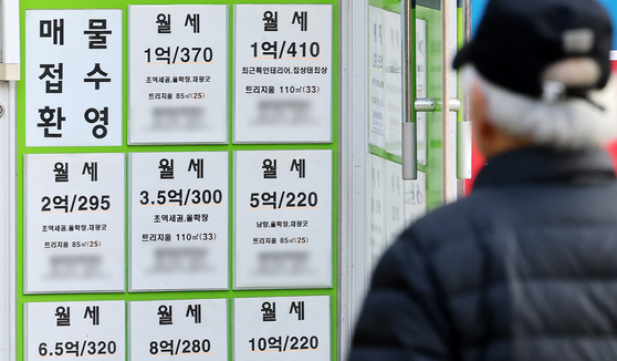 A notice advertising monthly rental prices is posted at a real estate agency in Songpa District, southern Seoul, on Oct. 28, as monthly rent in the greater Seoul area climbs to its highest level in a decade following the government’s Oct. 15 housing policy measures. [NEWS1]