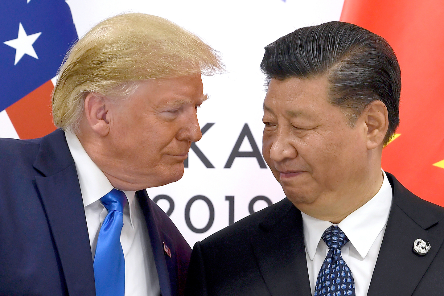 U.S. President Donald Trump, left, meets with Chinese President Xi Jinping during a meeting on the sidelines of the G-20 summit in Osaka, Japan on June 29, 2019. [AP/YONHAP]