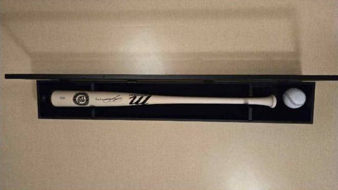 The White House gifted President Lee Jae Myung a baseball bat and ball in commemoration of the Korea-U.S. summit in Gyeongju, North Gyeongsang, the presidential office said on Oct. 30. [JOINT PRESS CORPS]