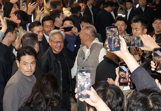 Nvidia CEO Jensen Huang and Hyundai Motor Group Executive Chair Euisun Chung head to the meeting venue in southern Seoul on Oct. 30. [NEWS1]
