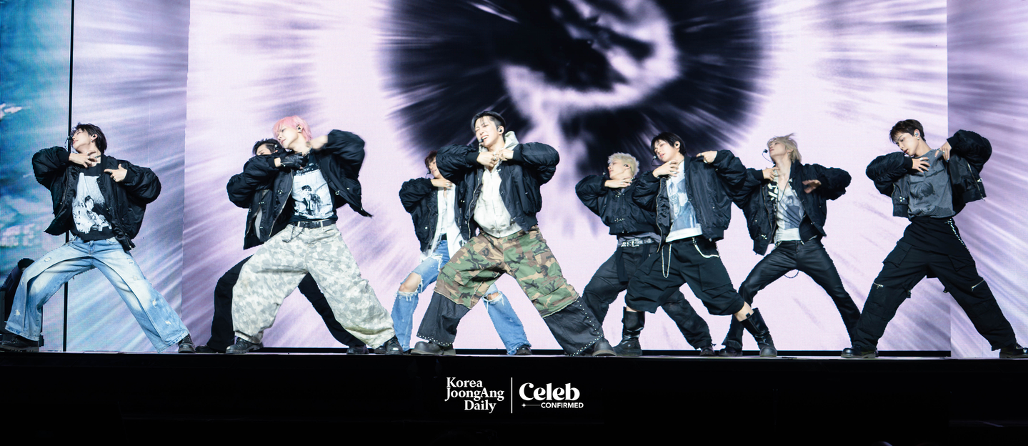 Boy band &TEAM performs the lead track “Back to Life” during a showcase for the release of its EP, ″Back to Life,″ at the Blue Square in central Seoul on Oct. 28. [DANIELA GONZALEZ PEREZ]