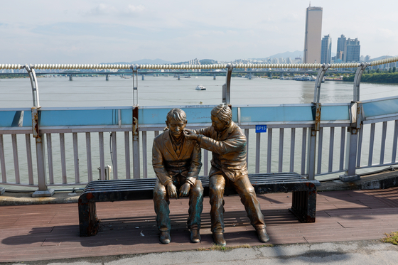 A bronze sculpture is seen on Mapo Bridge in western Seoul on Sept. 25. The sculpture was part of suicide prevention efforts on the bridge. [NEWS1] 