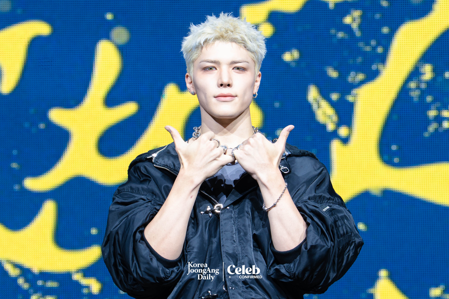 &TEAM’s Maki poses for photos during a showcase for the release of the band’s EP, ″Back to Life,″ at the Blue Square in central Seoul on Oct. 28. [DANIELA GONZALEZ PEREZ]