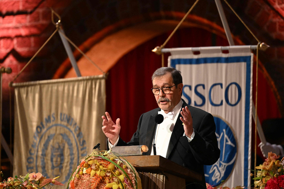 Nobel Prize in Physics 2022 laureate French physicist Alain Aspect speaks during the royal banquet to honour the laureates of the Nobel Prize 2022, following the Award ceremony on Dec. 10, 2022. [AFP/YONHAP]