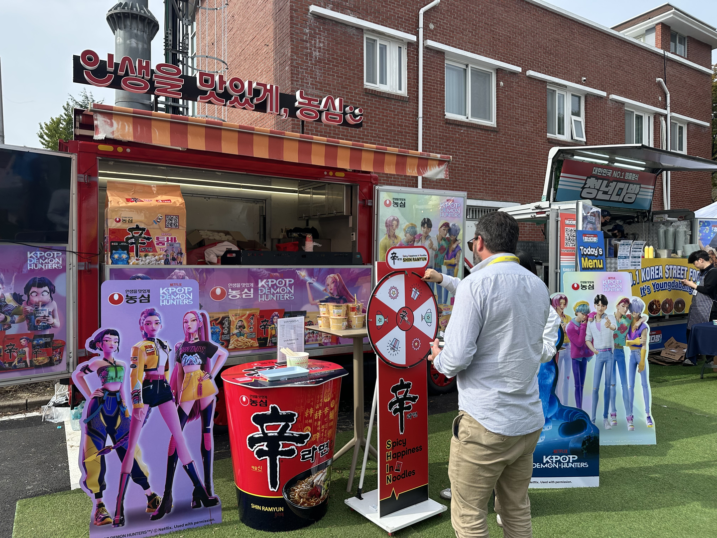A foreign reporter participates in an event at Nongshim’s K-Food Station truck, themed in collaboration with the Netflix animation Kpop Demon Hunters, near the APEC summit in Gyeongju, North Gyeongsang. [SEO JI-EUN]