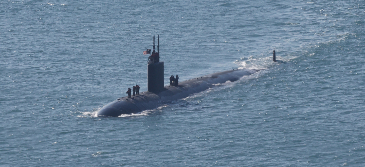 The USS Alexandria (SSN-757), a Los Angeles-class nuclear-powered U.S. submarine weighing 6,900 tons, arrives in Busan on Feb. 10. [SONG BONG-GEUN] 