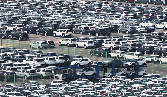 Cars are waiting to be exported at a port in Pyeongtaek, Gyeonggi. [YONHAP] 