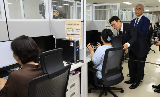 Prime Minister Kim Min-seok, second from right, visits a counseling department that operates a suicide hotline in central Seoul on Sept. 12. [YONHAP] 