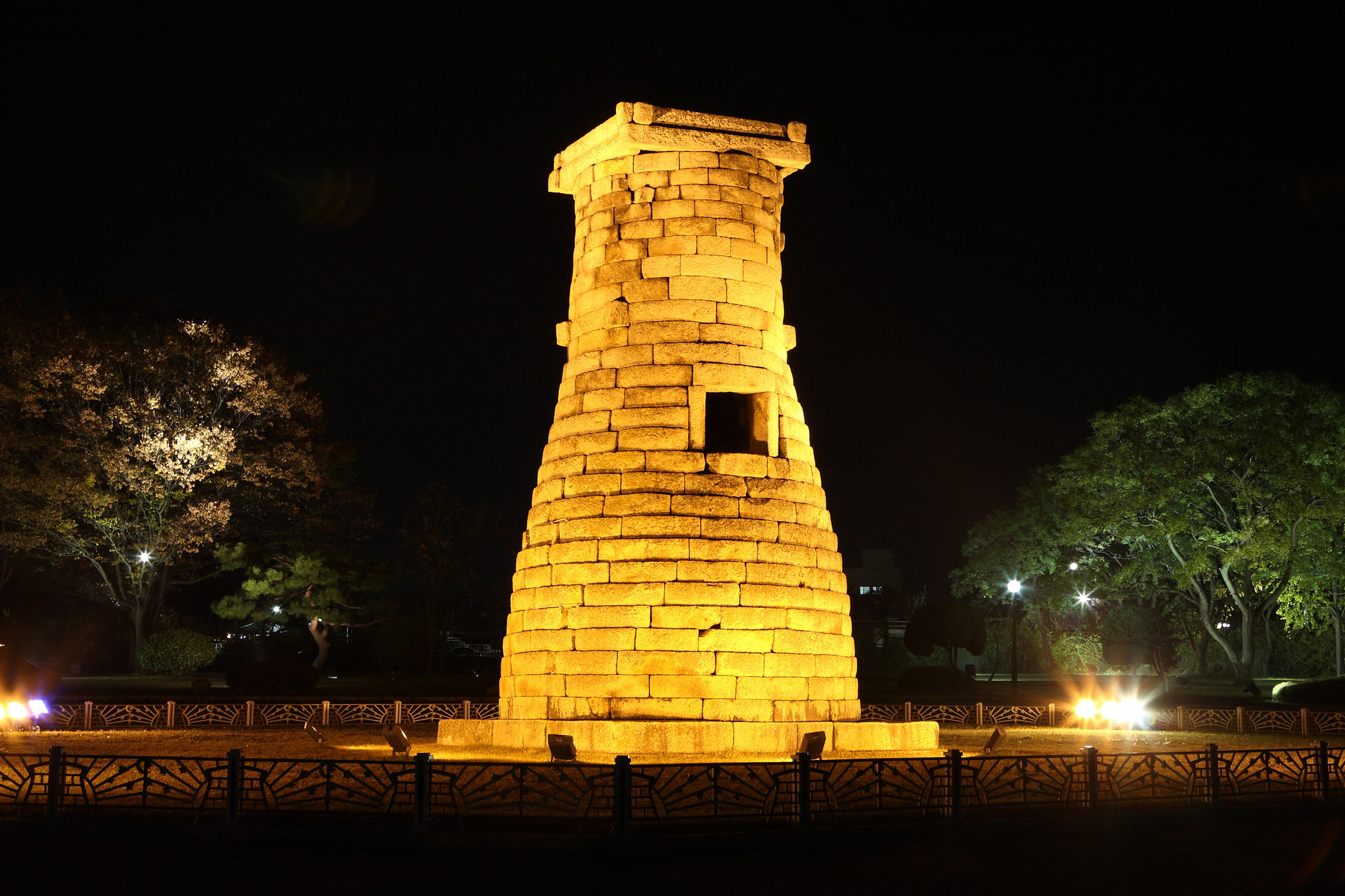 Night view of Cheomseongdae. [LEE SO-YOON]