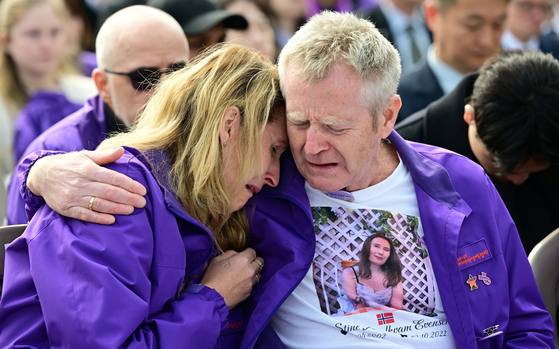 Parents of the late Stine Evensen, a Norwegian victim of the Oct. 29, 2022 Itaewon crowd crush, are seen in tears during a memorial ceremony held at Gwanghwamun Square in Jongno District, central Seoul on Oct. 29. [WOO SANG-JO]