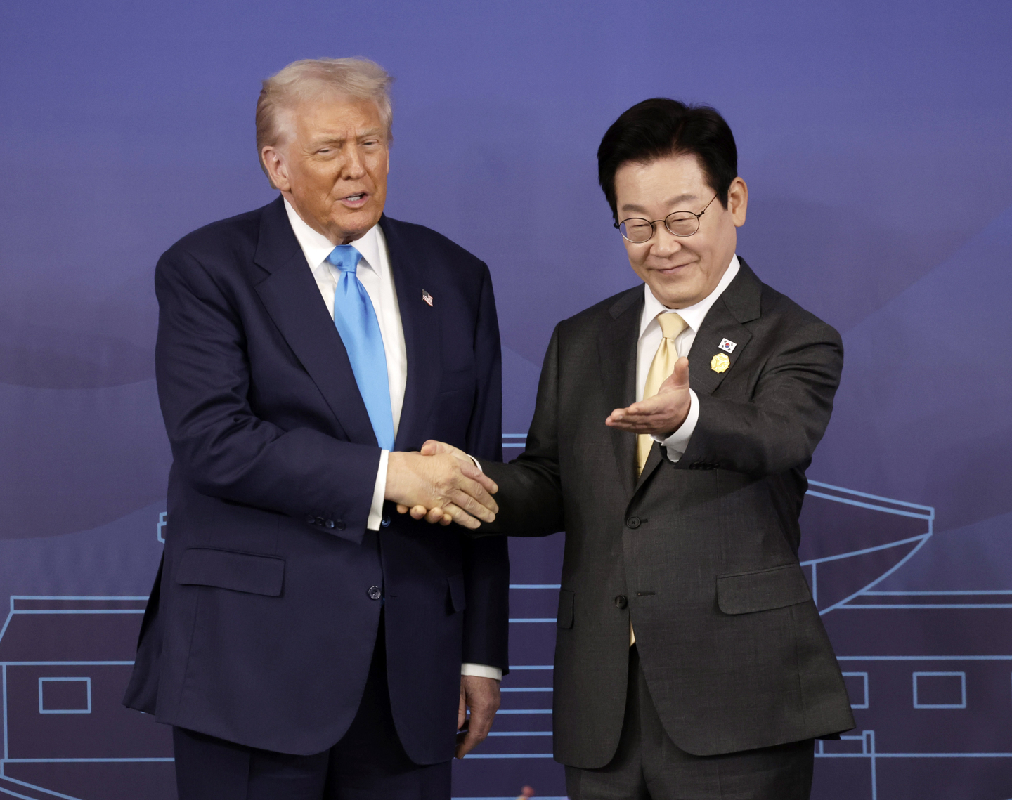 Korean President Lee Jae Myung, right, gestures to U.S. President Donald Trump to take a seat ahead of their talks at the Gyeongju National Museum in Gyeongju, North Gyeongsang, on Oct. 29. [YONHAP]