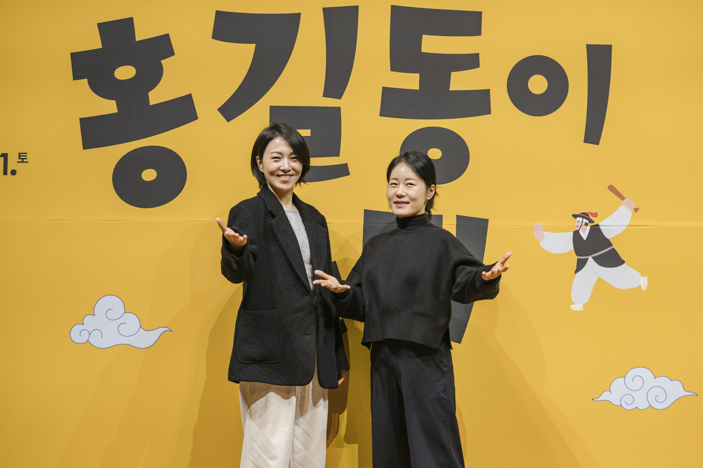 Lee So-yeon and Kim Yul-hee, from left, play the title role in the madangnori “Madangnori Hong Gildong,” which opens on Nov. 28. [NATIONAL THEATER OF KOREA] 