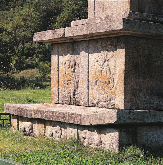 Five-story Stone Pagoda at Bowonsa Temple Site, Seosan, is noted for its grandeur and balanced form. The lower base features realistic carvings of lions symbolizing the spread and protection of the Buddha’s teachings, while the upper base depicts the Eight Guardian Deities in delicate relief. [KOREA HERTIAGE SERVICE]