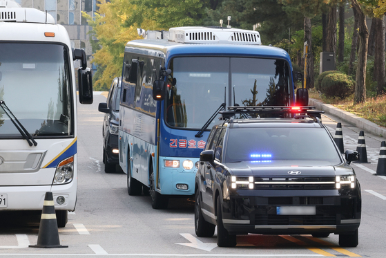 A convoy carrying former President Yoon Suk Yeol arrives at the Seoul Central District Court in Seocho District, southern Seoul, on the morning of Oct. 30, as Yoon appears for his sedition trial for the first time in nearly four months. [NEWS1] 