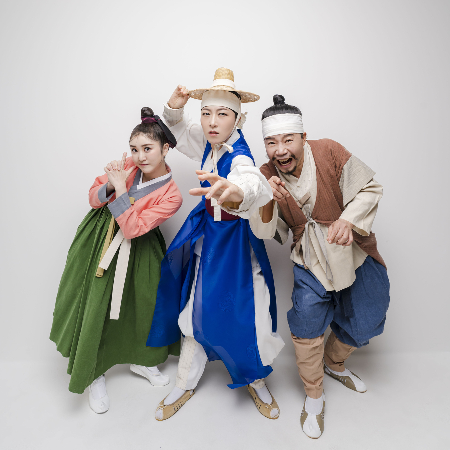Hong Seung-hee, left, Lee So-yeon and Kim Hak-yong perform in ″Madangnori Hong Gildong.” [NATIONAL THEATER OF KOREA]