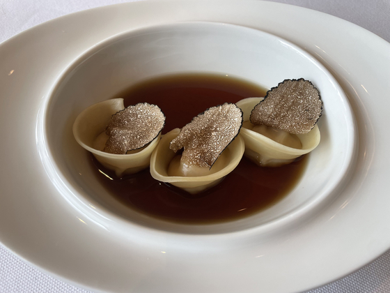 Dumplings filled with ogol (black bone) chicken sourced from Gangwon’s Yeongwol County in porcini consomme with truffle [PRESIDENTIAL OFFICE]