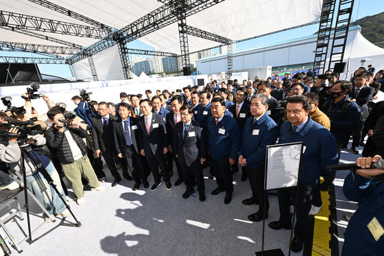 From right in the first row, José Muñoz, president and CEO of Hyundai Motor; Kim Doo-gyeom, mayor of Ulsan; Kim Sung-whan, minister of climate, energy and environment; and lawmakers Park Seong-min, Kim Gi-hyeon, and Yoon Jong-o attend the groundbreaking ceremony for Hyundai Motor’s new hydrogen fuel cell plant in Ulsan. [HYUNDAI MOTOR GROUP]