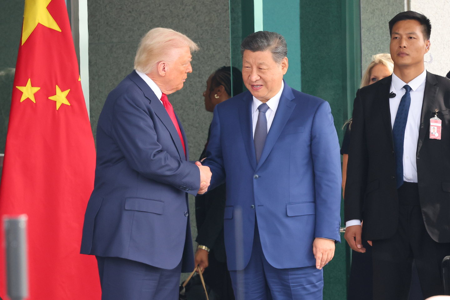 U.S. President Donald Trump, left, meets with Chinese President Xi Jinping at an Air Force base at Gimhae International Airport in Busan on Oct. 30. [YONHAP]