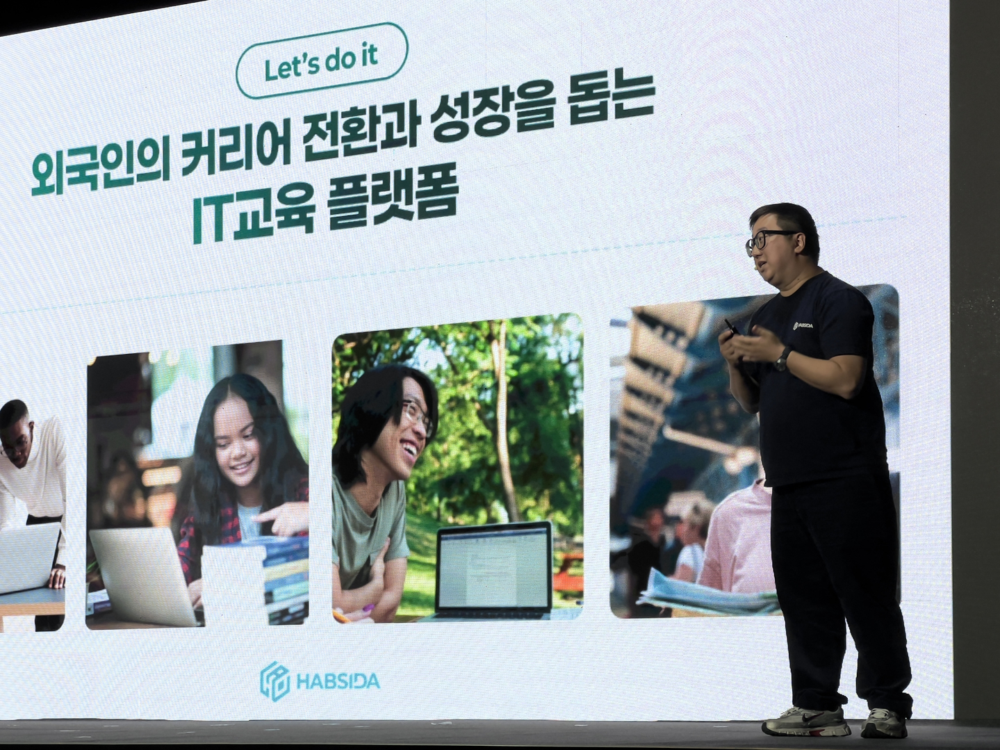 Vladi Mun, CEO of SChoice Hapsida, gives his pitch during the Chung Ju-yung Startup Competition Demo Day at Coex in Gangnam District, southern Seoul, on Oct. 29. [LEE TAE-HEE]