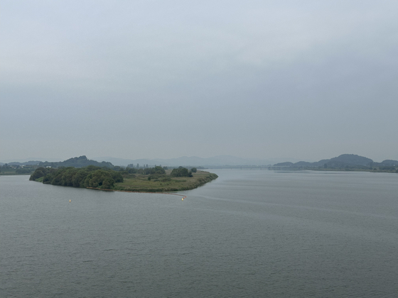 The Nakdong River starts to widen on the northern edges of Changwon, South Gyeongsang on Oct. 2. [JIM BULLEY]