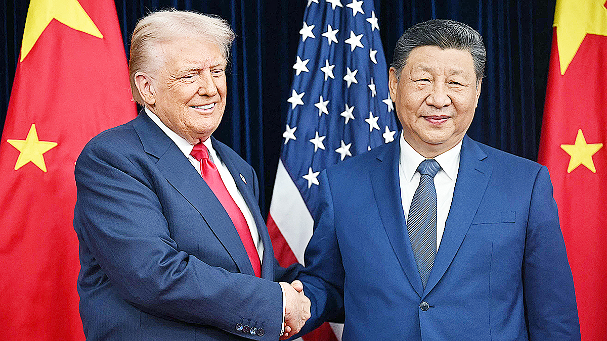 U.S. President Donald Trump, left, and China's President Xi Jinping shake hands as they arrive for talks at the Gimhae Air Base, located next to the Gimhae International Airport in Busan on October 30. [AFP/YONHAP]