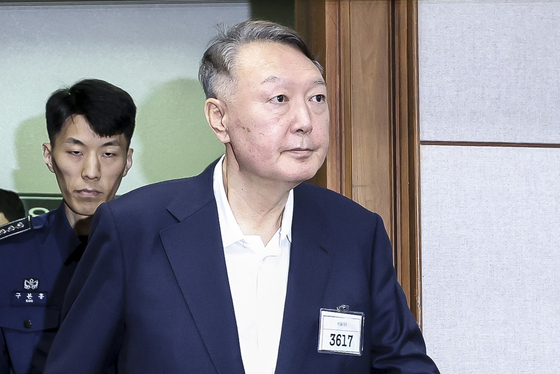 Former President Yoon Suk Yeol attends his first trial on charges including obstruction of official duties and abuse of authority at the Seoul Central District Court in Seocho District, southern Seoul, on Sept. 26. [NEWS1]