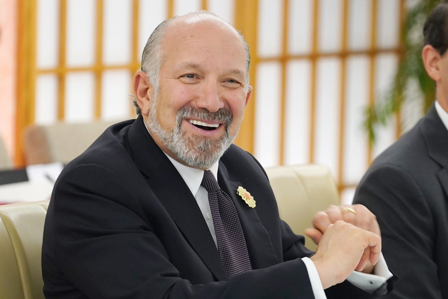 U.S. Commerce Secretary Howard Lutnick speaks with Japan's Foreign Minister Toshimitsu Motegi during their meeting at the Foreign Ministry in Tokyo, Tuesday, Oct. 28. [AP/YONHAP]