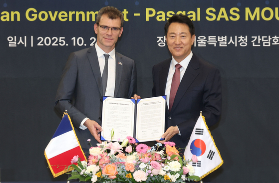 Seoul Mayor Oh Se-hoon, right, and Georges-Olivier Raymond, chief strategic partnerships officer of French quantum computing company Pasqal, pose for a photo during an investment MOU signing ceremony between Seoul and Pasqal at City Hall in central Seoul on Oct. 29. [NEWS1] 