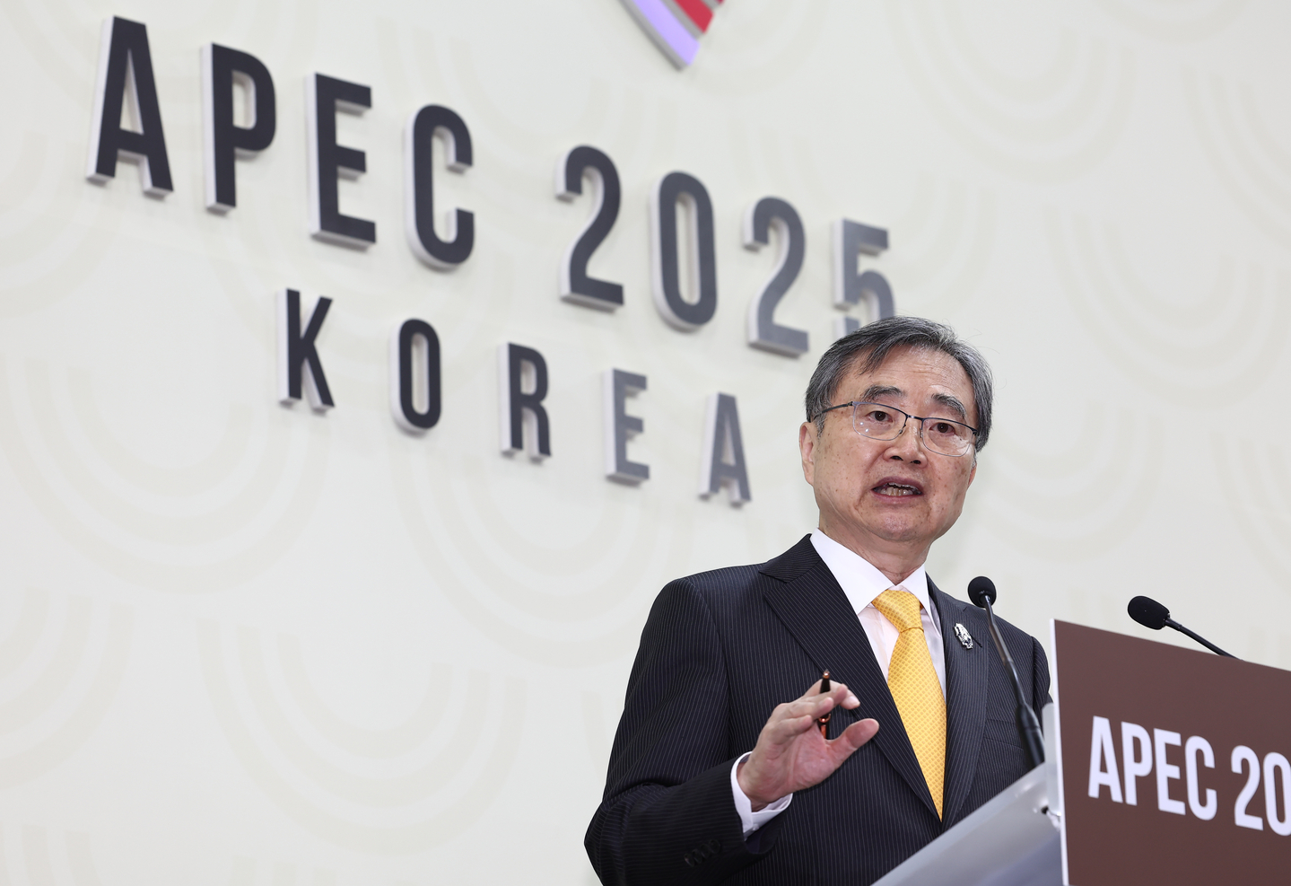 South Korean Foreign Minister Cho hyun speaks in a press conference at the International Media Center (IMC) in Gyeongju following the conclusion of the two-day APEC Ministerial Meeting (AMM) on Oct. 30. [NEWS1]