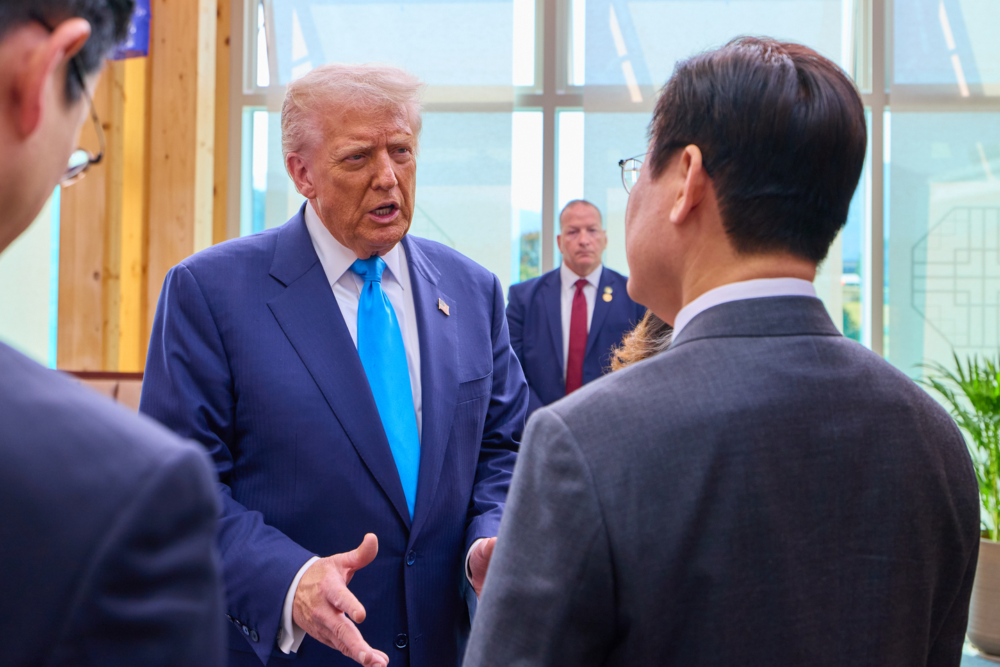 Korean President Lee Jae Myung, right, talks with U.S. President Donald Trump ahead of their summit at the Gyeongju National Museum in North Gyeongsang on Oct. 29. [PRESIDENTIAL OFFICE]