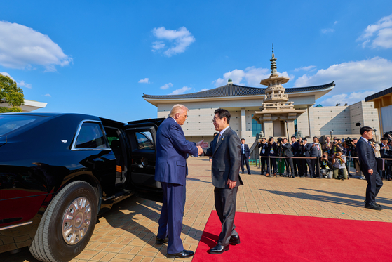 President Lee Jae Myung, right, greets U.S. President Donald Trump at the Gyeongju National Museum in North Gyeongsang ahead of their bilateral summit on Oct. 29. [JOINT PRESS CORPS]
