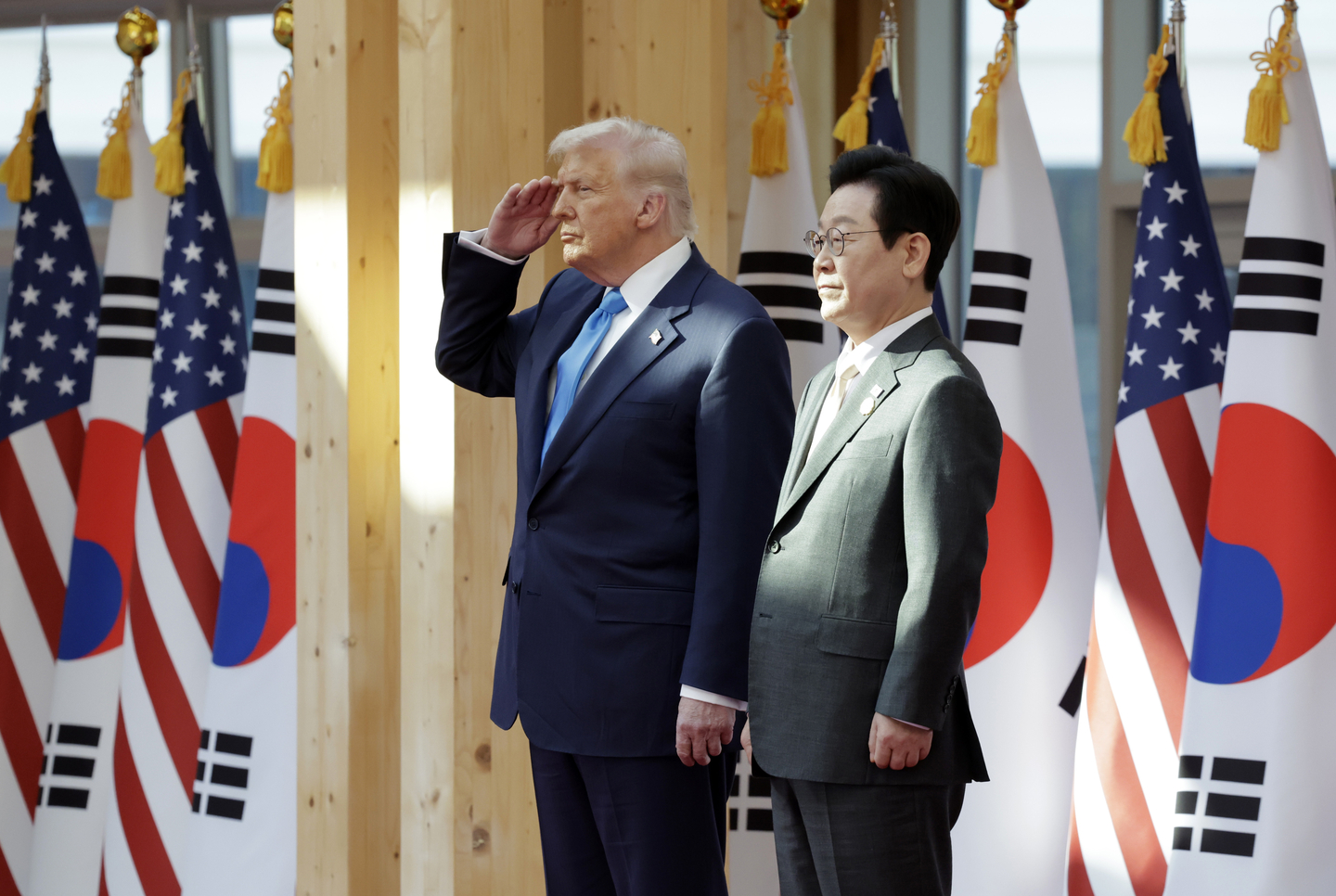 Korean President Lee Jae Myung, right, and U.S. President Donald Trump attend a welcome ceremony for the U.S. leader ahead of their talks at the National Museum in Gyeongju, North Gyeongsang, on Oct. 29. [YONHAP]