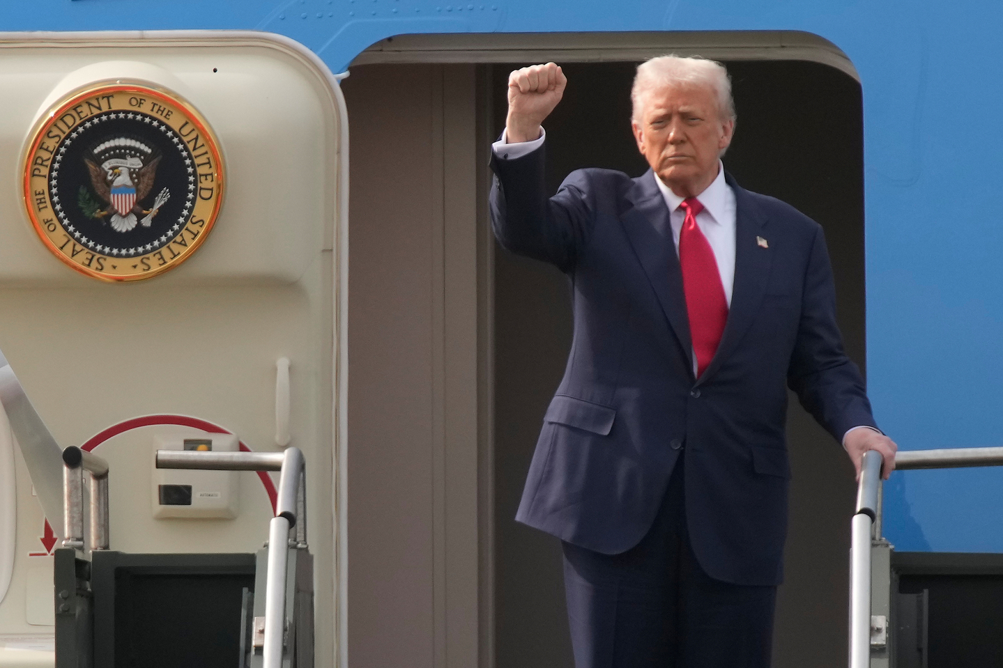 U.S. President Donald Trump boards Air Force One at Gimhae International Airport in Busan on Oct. 30, en route to Joint Base Andrews. [AP/YONHAP] 