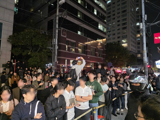 People crowd the street in front of a chicken shop in Gangnam District, southern Seoul, where Nvidia CEO Jensen Huang, Hyundai Motor Group Executive Chair Euisun Chung and Samsung Electronics Executive Chairman Lee Jae-yong are set to meet on Thursday [YONHAP]
