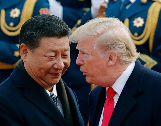 U.S. President Donald Trump, right, chats with Chinese President Xi Jinping during a welcome ceremony at the Great Hall of the People in Beijing on Nov. 9, 2017. [AP/YONHAP]