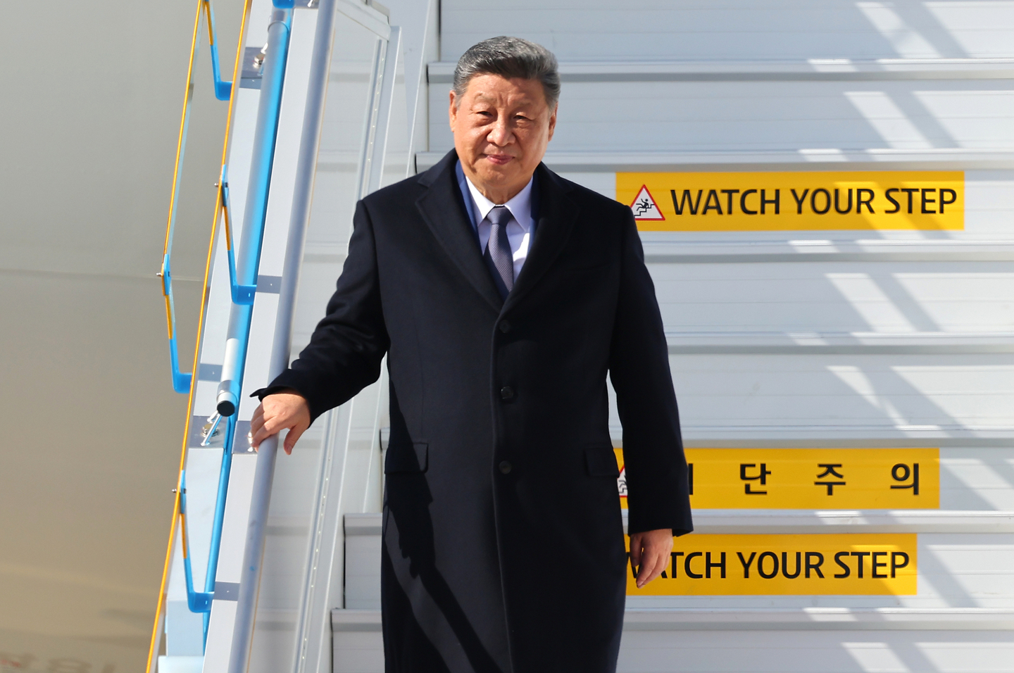 Chinese President Xi Jinping walks down from his private plane upon arrival at Gimhae International Airport on Oct. 30. [YONHAP]