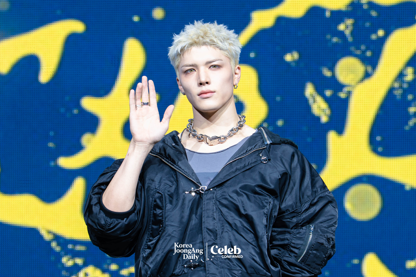 &TEAM’s Maki poses for photos during a showcase for the release of the band’s EP, ″Back to Life,″ at the Blue Square in central Seoul on Oct. 28. [DANIELA GONZALEZ PEREZ]