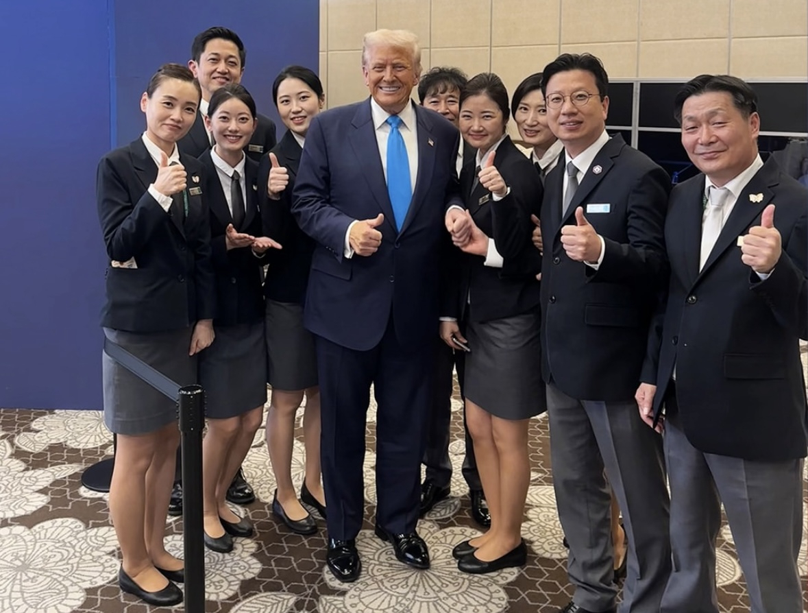 U.S. President Donald Trump poses for a photo with Hilton Hotel staff after attending a special state dinner in Gyeongju, North Gyeongsang, on Oct. 29. [YONHAP]