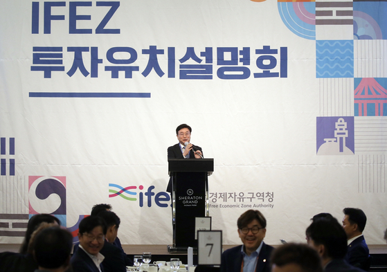 IFEZ Commissioner Yun Won-sok gives a presentation during an investment promotion session at the Sheraton Grand Incheon Hotel on Oct. 28. [INCHEON FREE ECONOMIC ZONE]