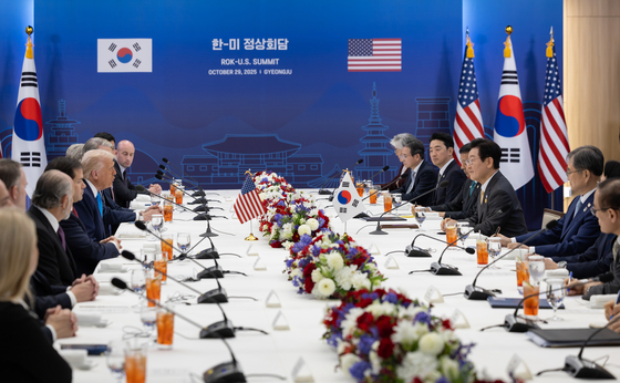 President Lee Jae Myung, center right, and U.S. President Donald Trump, center left, chat during a working lunch at the Gyeongju National Museum in North Gyeongsang on Oct. 29. [PRESIDENTIAL OFFICE]